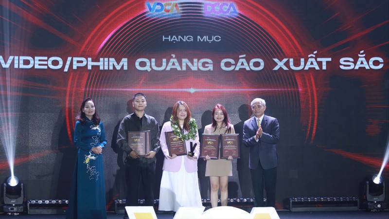 Ông Nguyễn Minh Hồng, Chủ tịch Hội Truyền thông số Việt Nam, Trưởng Ban Tổ chức VCA 2024 và Nhà báo Hà Kim Chi trao giải cho các đề cử đạt danh hiệu Video/Phim quảng cáo xuất sắc.