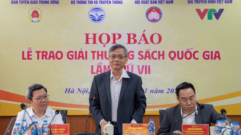 Đại diện Ban tổ chức Giải: ông Tống Văn Thanh, Vụ trưởng Vụ Báo chí - Xuất bản, ông Đỗ Quang Dũng, Phó chủ tịch Hội Xuất bản Việt Nam, ông Nguyễn Nguyên, Cục trưởng Cục Xuất bản, In và Phát hành tại họp báo.