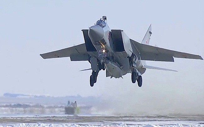 Máy bay tiêm kích đánh chặn tầm xa MiG-31 và tên lửa Kinzhal. Ảnh: Strategic Culture