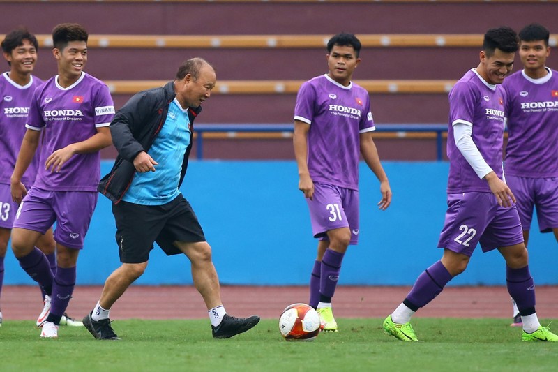 Thầy trò HLV Park Hang-seo tập luyện ở SVĐ Việt Trì (ảnh: báo Thanh Niên)