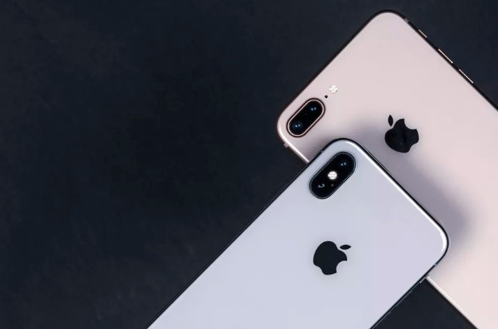 iPhone X (trái) và iPhone 8 Plus (Phải). Đến giờ Apple vẫn chưa gửi giấy mời sự kiện ra mắt iPhone 2018 (Ảnh: CNET)