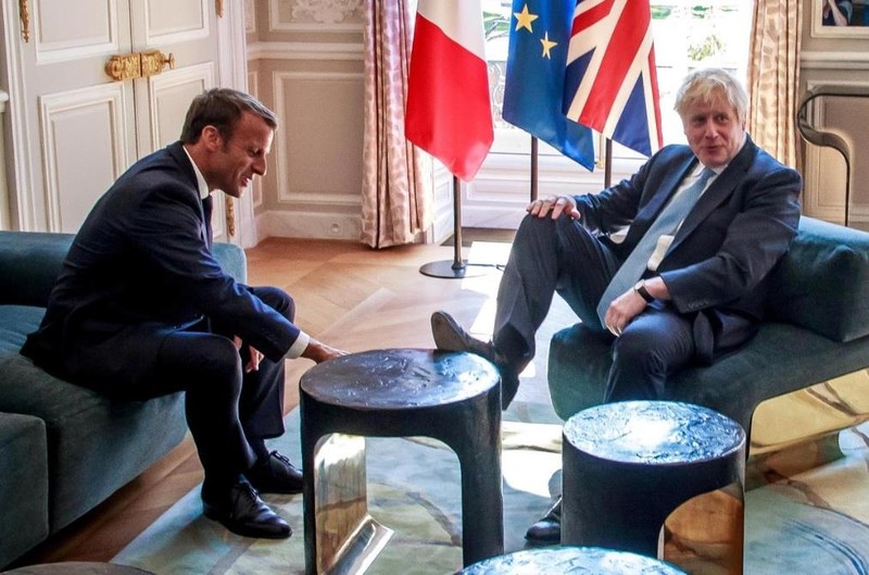 Tổng thống Pháp Emmanuel Macron và Thủ tướng Anh Boris Johnson trong một cuộc gặp hôm 22/8 (Ảnh: Reuters)