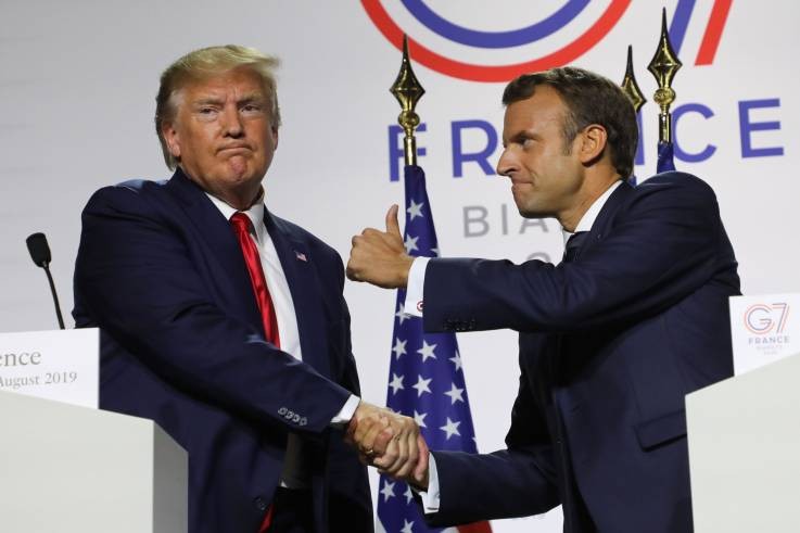 Tổng thống Trump bắt tay người đồng cấp Pháp Emmanuel Macron trong một cuộc họp báo chung tại thượng đỉnh G7 vừa qua (Ảnh: AFP)