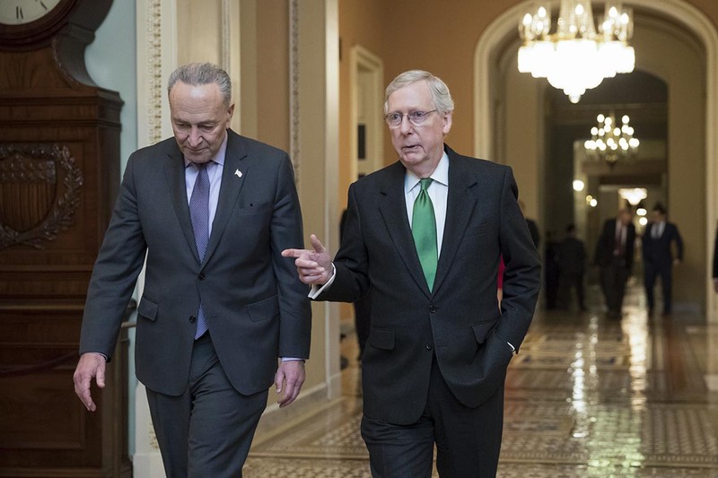 Thủ lĩnh phe thiểu số Chuck Schumer (trái) và Thủ lĩnh phe đa số tại Thượng viện Mitch McConnell rất nỗ lực để thông qua gói cứu trợ (Ảnh: Politico)