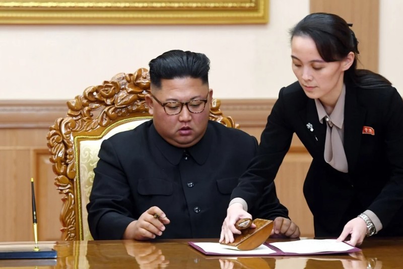 Lãnh đạo Triều Tiên Kim Jong-un và em gái ông, bà Kim Jo-yong (Ảnh: AP)