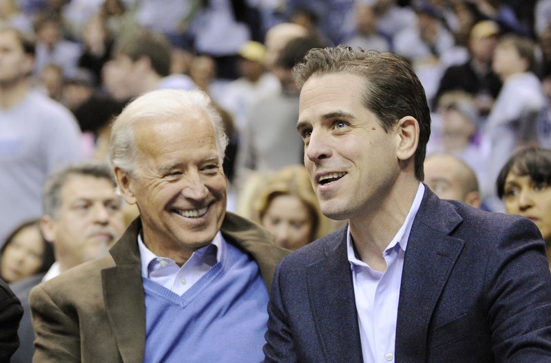 Hunter Biden và cha mình, Joe Biden trong một trận bóng năm 2010 (Ảnh: NBC)