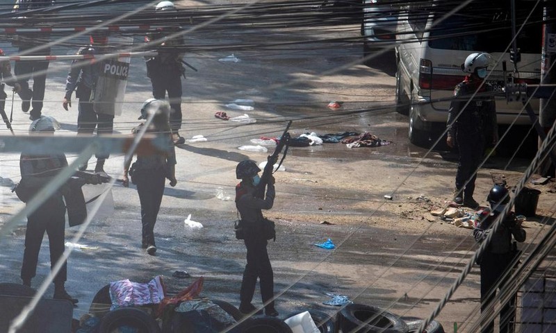 Lực lượng an ninh trấn áp người biểu tình chống đảo chính tại Yangon, Myanmar, hôm 4/3. Ảnh: Reuters.