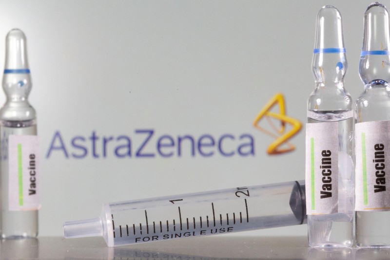 Vaccine do AstraZeneca/Oxford sản xuất bị nhiều nước tạm ngừng sử dụng do lo ngại về tác dụng phụ nghiêm trọng (Ảnh: CNBC)