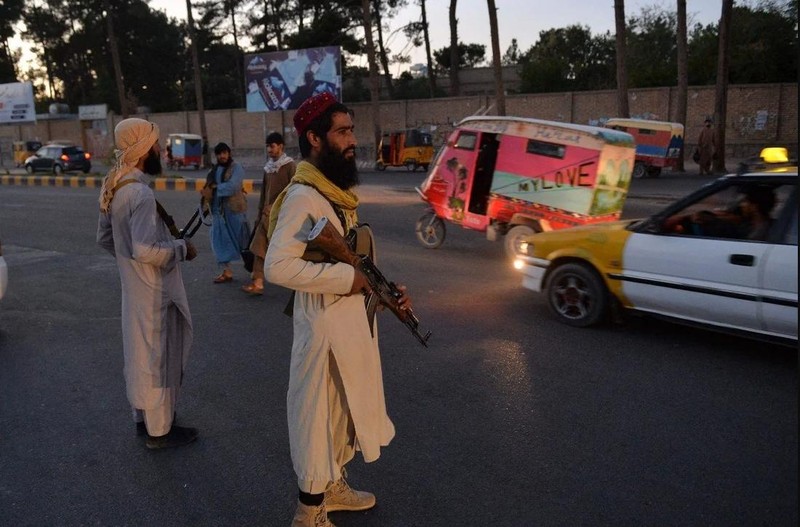 Các tay súng của Taliban đứng canh gác ở một góc đường, thành phố Herat, Afghanistan (Ảnh: AFP)