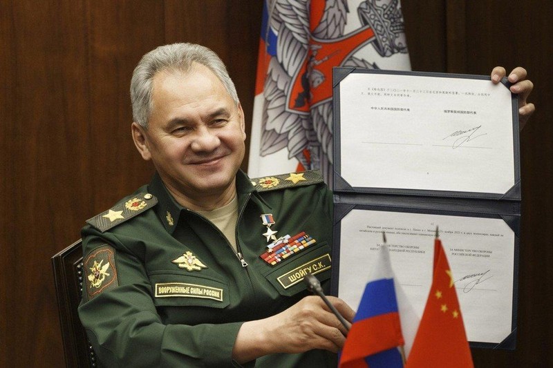 Bộ trưởng Quốc phòng Nga Sergei Shoigu ký lộ trình tăng cường hợp tác quân sự với Trung Quốc (Ảnh: AP)