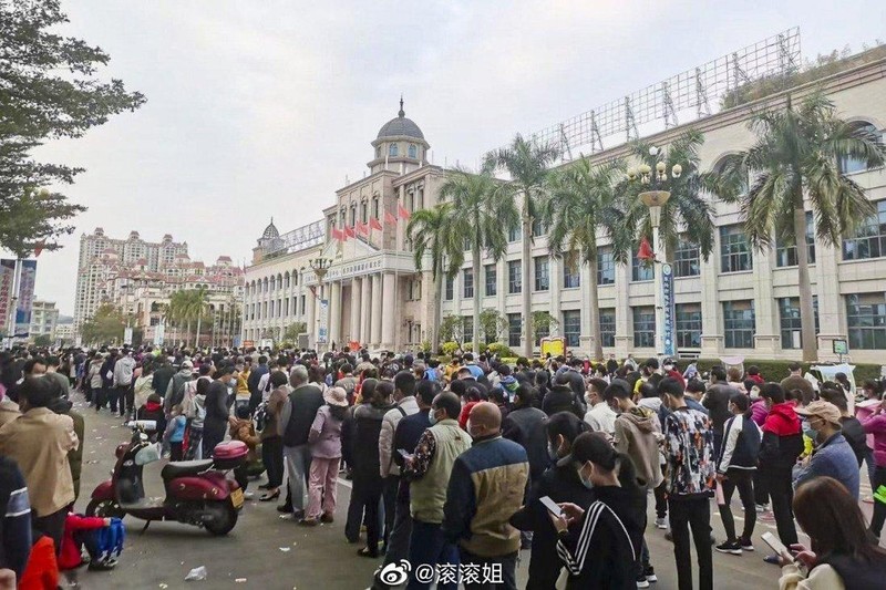 Người dân xếp hàng đi xét nghiệm COVID-19 ở Đông Hưng, Quảng Tây, Trung Quốc (Ảnh: Weibo)