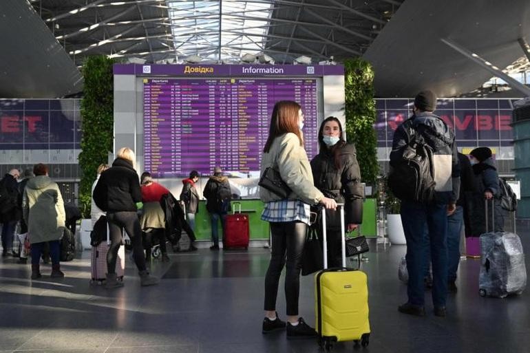 Hành khách tại sân bay Boryspil ở Kiev, Ukraine (Ảnh: AFP).