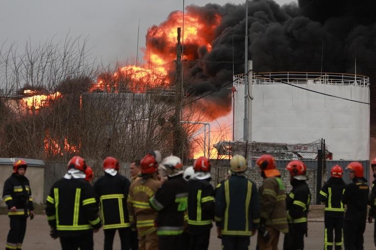 Cháy cơ sở công nghiệp tại Ukraine (Ảnh: Getty).