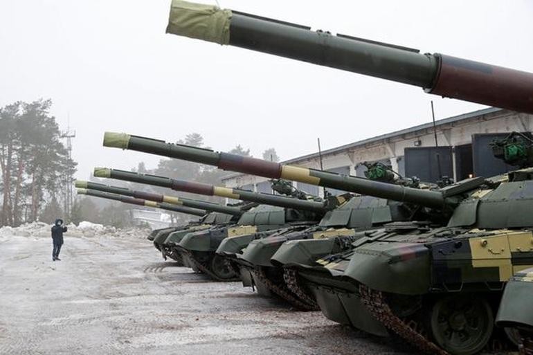 Xe tăng T-72 là một trong những loại vũ khí được Ba Lan chuyển giao cho Ukraine (Ảnh: Reuters)