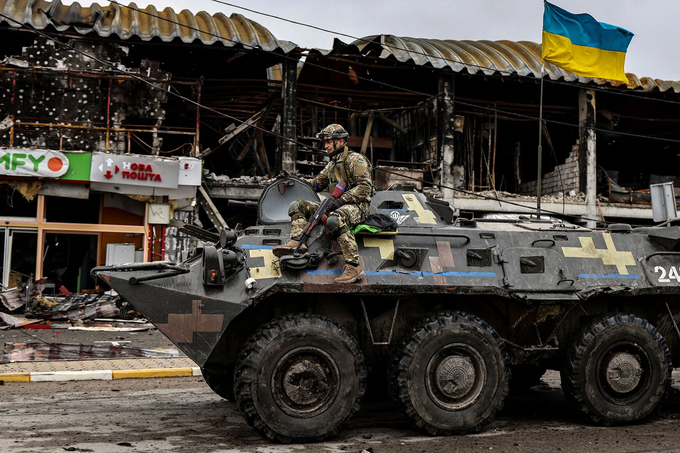 Binh sĩ Ukraine tuần tra trên xe bọc thép (Ảnh: AFP).