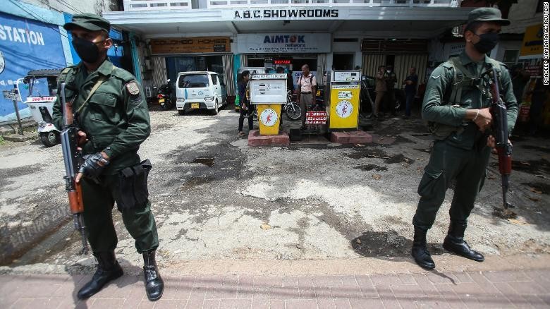 Binh sĩ canh gác tại một trạm xăng cạn kiệt ở thủ đô Colombo, Sri Lanka ngày 15/6 (Ảnh: CNN)