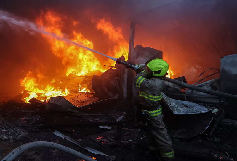 Một lính cứu hỏa làm việc tại địa điểm bị Nga tấn công tên lửa ở Kharkiv, Ukraine ngày 4/5 (Ảnh: Reuters)