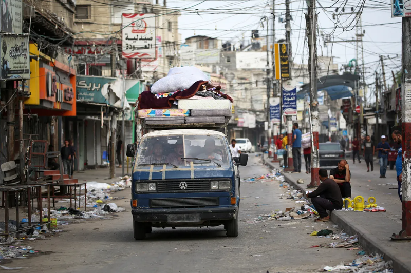 Người Palestine vận chuyển đồ đạc của họ trên xe tải khi họ chạy trốn Rafah ở phía nam Dải Gaza đến một địa điểm an toàn hơn (Ảnh: AFP)