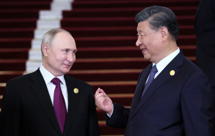 Tổng thống Nga Vladimir Putin được Chủ tịch Trung Quốc Tập Cận Bình chào đón trong buổi lễ tại Diễn đàn Vành đai và Con đường ở Bắc Kinh, Trung Quốc ngày 17/10/2023 (Ảnh: Sputnik)