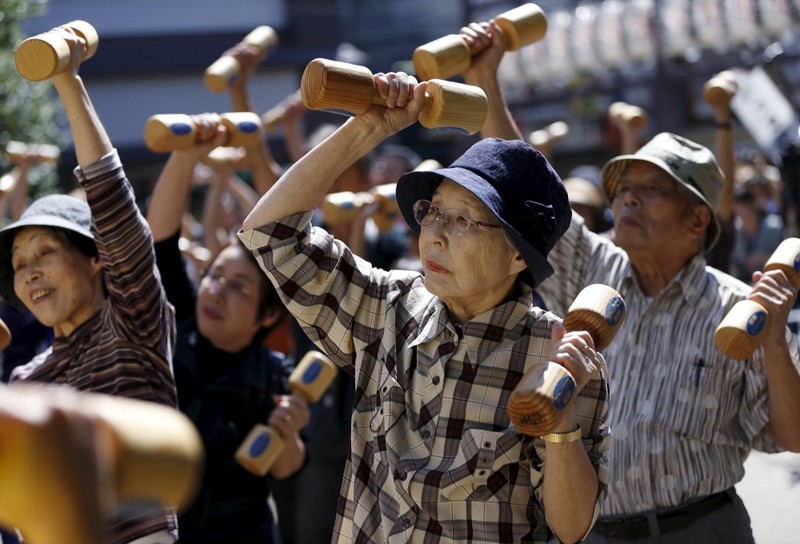 Việc hỗ trợ những người lớn tuổi sống đơn độc ngày càng trở nên quan trọng hơn trong các chương trình nghị sự chính sách của Nhật Bản (Ảnh: Reuters)