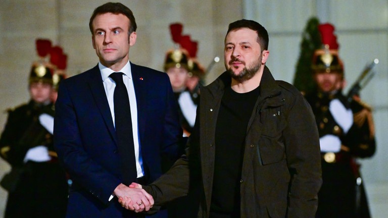 Tổng thống Pháp Emmanuel Macron chào đón Tổng thống Ukraine Volodymyr Zelensky ngày 16/2 tại Paris (Ảnh: Getty)