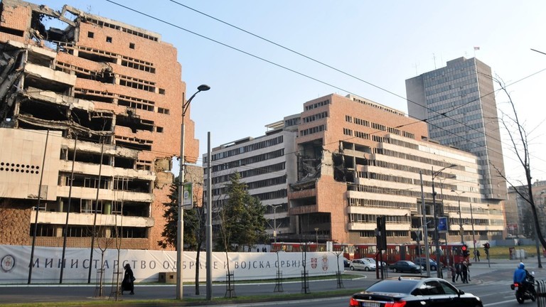 Phần còn lại của tòa nhà Bộ Quốc phòng ở Belgrade từng bị NATO ném bom năm 1999, ảnh chụp vào ngày 23/3/2015 (Ảnh: Getty)