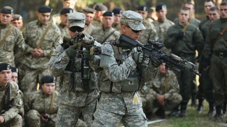 Các thành viên của Lữ đoàn Dù 173 của Quân đội Mỹ huấn luyện binh sĩ Ukraine gần Yavorov, Ukraine vào ngày 16/9/2014 (Ảnh: Getty)