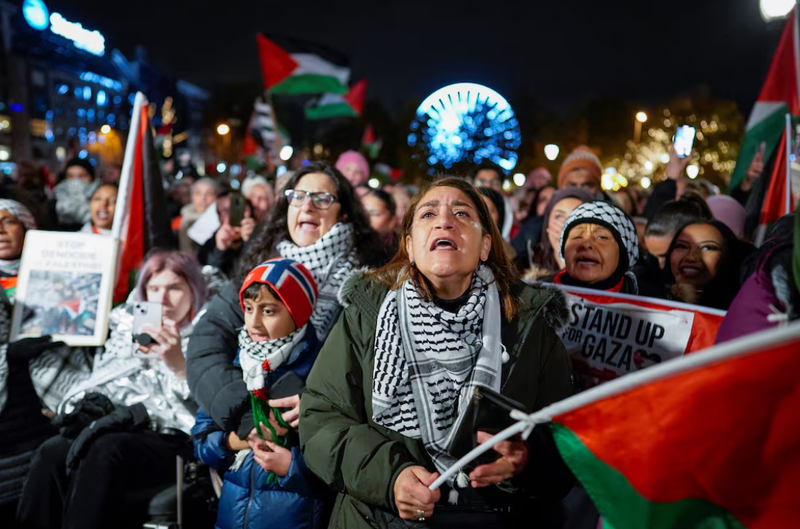 Người dân tham dự một cuộc biểu tình ủng hộ Gaza và người Palestine, do Ủy ban Palestine tổ chức, bên ngoài tòa nhà quốc hội ở Oslo, Na Uy, ngày 4/11/2023 (Anhr: Reuters)