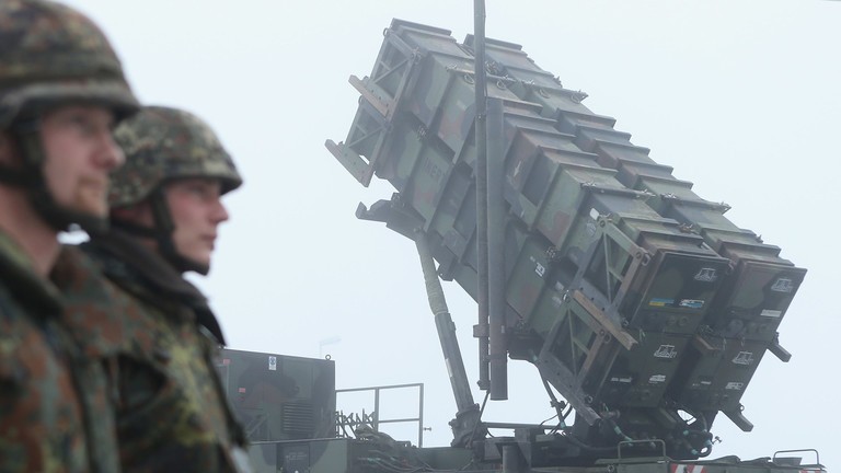 Lãnh đạo Ukraine đề nghị các nước NATO bắn hạ tên lửa Nga (Ảnh: Getty)