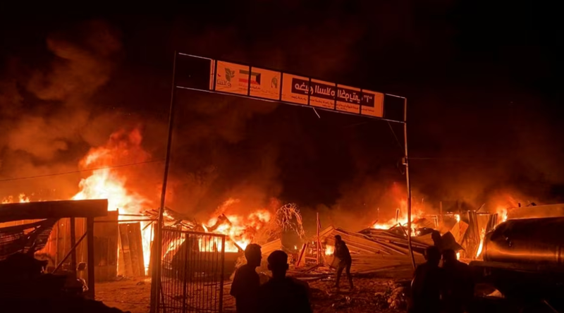 Thành phố Rafah rực lửa sau đòn không kích mà Israel thực hiện hôm 26/5 (Ảnh: Reuters)