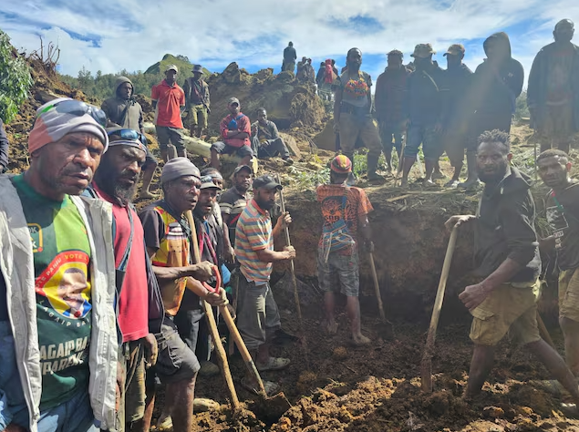 Người dân địa phương tụ tập tại khu vực lở đất ở Maip Mulitaka, tỉnh Enga, Papua New Guinea ngày 24/5 (Ảnh: Reuters)