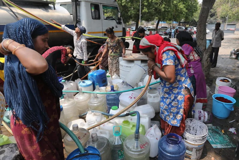 Người dân New Delhi xếp hàng lấy nước trong thời tiết nắng nóng kỷ lục (Ảnh: Independent)