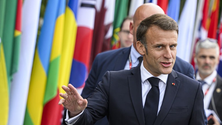 Tổng thống Pháp Emmanuel Macron đến hội nghị về Ukraine hôm 15/6 ở Thụy Sĩ (Ảnh: Getty)