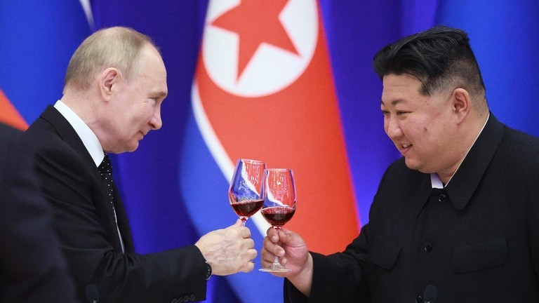 Tổng thống Nga Vladimir Putin và nhà lãnh đạo Triều Tiên Kim Jong-un tham dự tiệc chiêu đãi ở Bình Nhưỡng, ngày 19/6/2024 (Ảnh: Sputnik)