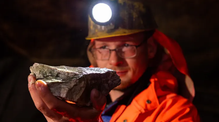 Một hòn đá có chứa quặng vonfram bên trong một mỏ ở Đức do Công ty thăm dò và khoáng sản Saxony điều hành (Ảnh: Getty)