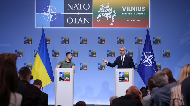 Tổng thống Ukraine Volodymyr Zelensky và Tổng thư ký NATO Jens Stoltenberg phát biểu trước giới truyền thông vào ngày 12/7/2023 tại Vilnius, Lithuania (Ảnh: Getty)