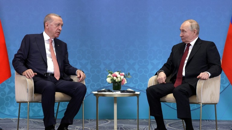 Tổng thống Thổ Nhĩ Kỳ Recep Tayyip Erdogan và người đồng cấp Nga Vladimir Putin thảo luận ở Astana, Kazakhstan (Ảnh: Getty)