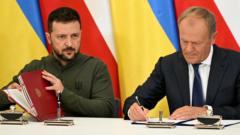 Tổng thống Ukraine Volodymyr Zelensky và Thủ tướng Ba Lan Donald Tusk ký thỏa thuận trong cuộc gặp ở Warsaw, Ba Lan vào ngày 8/7 (Ảnh: AFP)