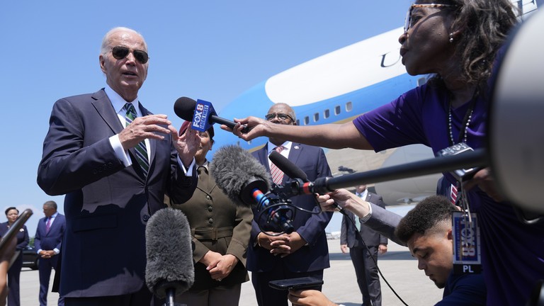 Tổng thống Joe Biden nói chuyện với các phóng viên vào ngày 13/8 tại Sân bay Quốc tế Louis Armstrong, New Orleans (Ảnh: Getty)