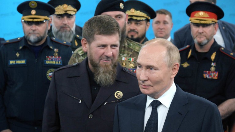 Tổng thống Nga Vladimir Putin và ông Ramzan Kadyrov thị sát lực lượng đặc nhiệm ở Gudermes, Cộng hòa Chechnya, Nga ngày 20/8 (Ảnh: Sputnik)