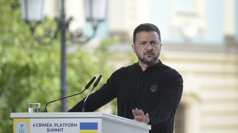 Tổng thống Ukraine Volodymyr Zelensky phát biểu trước giới truyền thông tại Hội nghị thượng đỉnh Nền tảng Crimea lần thứ tư vào ngày 11/9/2024 tại Kiev, Ukraine (Ảnh: Getty)