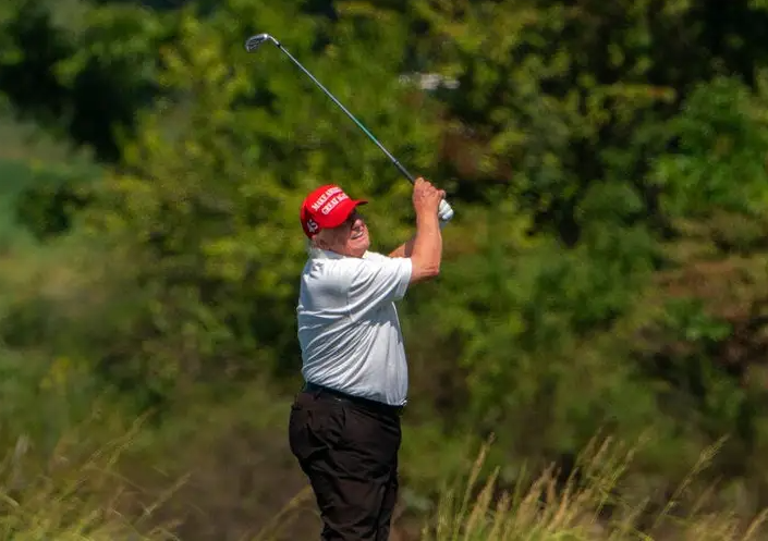 Các chuyên gia an ninh cho biết sở thích chơi golf của cựu Tổng thống Donald Trump là thách thức an ninh lớn đối với Sở Mật vụ (Ảnh: AP)