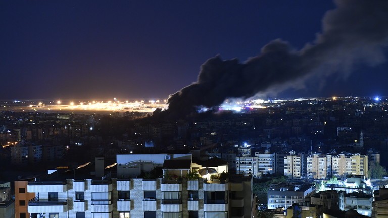 Khói bốc lên từ khu phố Laylaki, Dahieh sau cuộc không kích của Israel nhằm vào Lebanon ngày 1/10 (Ảnh: Getty)