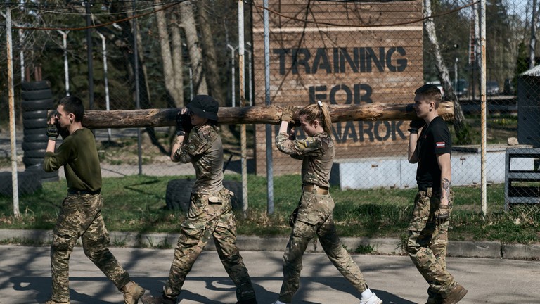 Tân binh Ukraina trải qua huấn luyện quân sự (Ảnh: Getty)