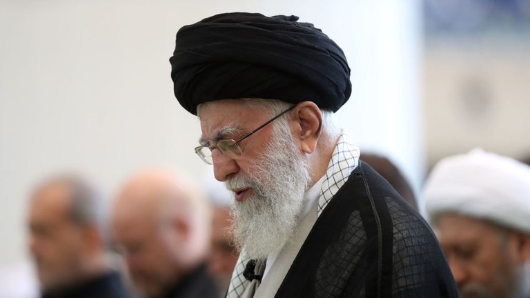 Lãnh tụ tối cao Iran Ayatollah Ali Khamenei chủ trì buổi cầu nguyện tại Nhà thờ Hồi giáo Imam Khomeini Musalla ở Tehran, Iran ngày 4/10 (Ảnh: Getty)