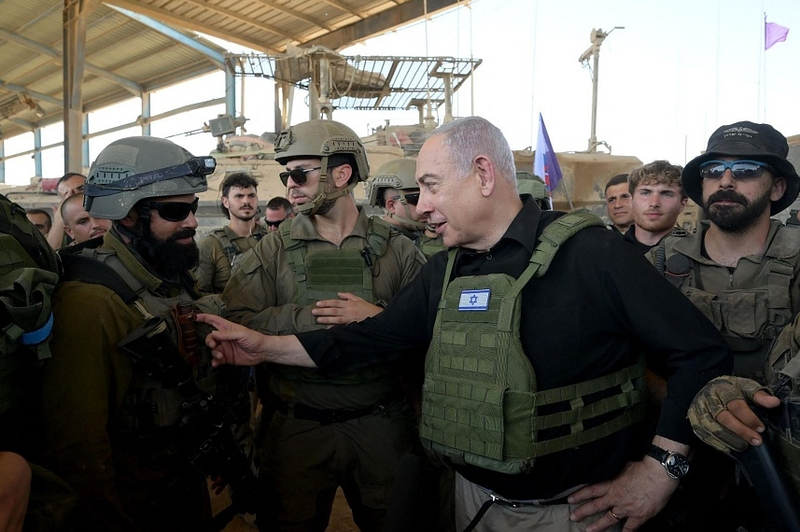 Thủ tướng Israel Benjamin Netanyahu tại Rafah, phía nam Dải Gaza, trong chuyến thăm quân đội vào ngày 1/7 (Ảnh: AFP)