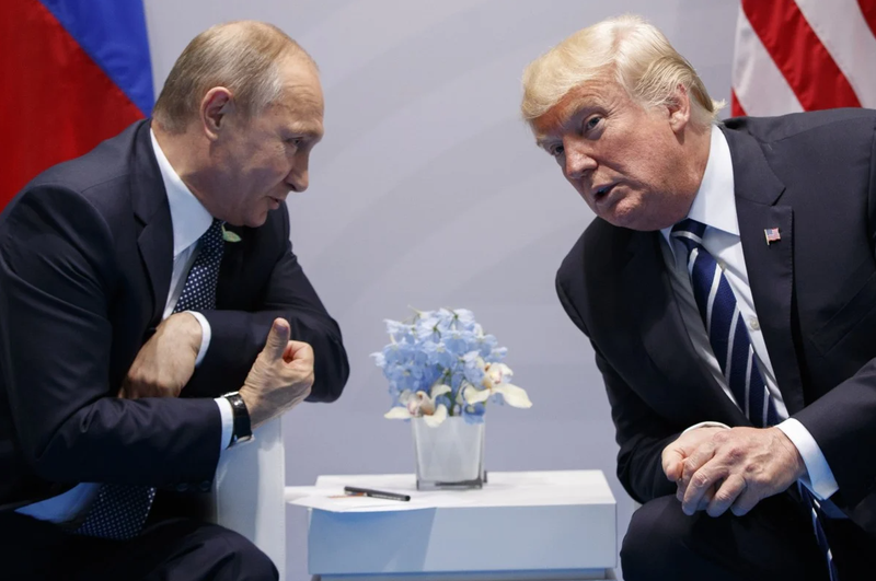 Tổng thống Mỹ Donald Trump gặp Tổng thống Nga Vladimir Putin tại Hội nghị thượng đỉnh G20 ở Hamburg, Đức vào ngày 7/7/2017 (Ảnh: AP)