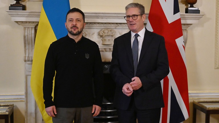 Thủ tướng Anh Keir Starmer và Tổng thống Ukraine Volodymyr Zelensky trong cuộc gặp ở London (Ảnh: Getty)