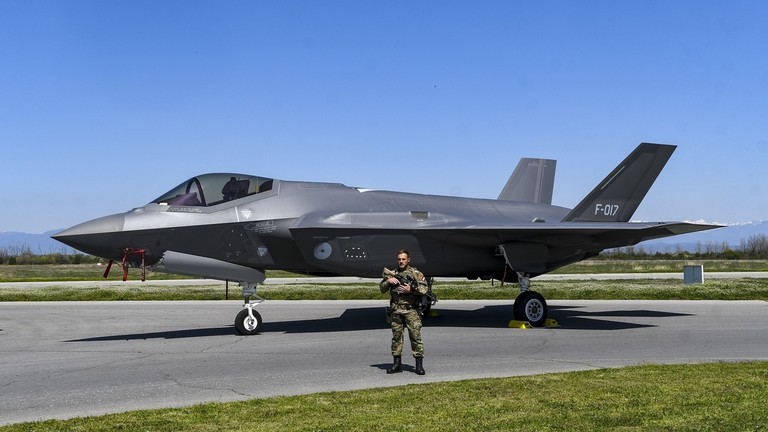 Một binh sĩ Hà Lan bảo vệ máy bay chiến đấu F-35 của Không quân Hoàng gia Hà Lan tại Bulgaria (Ảnh: Getty)