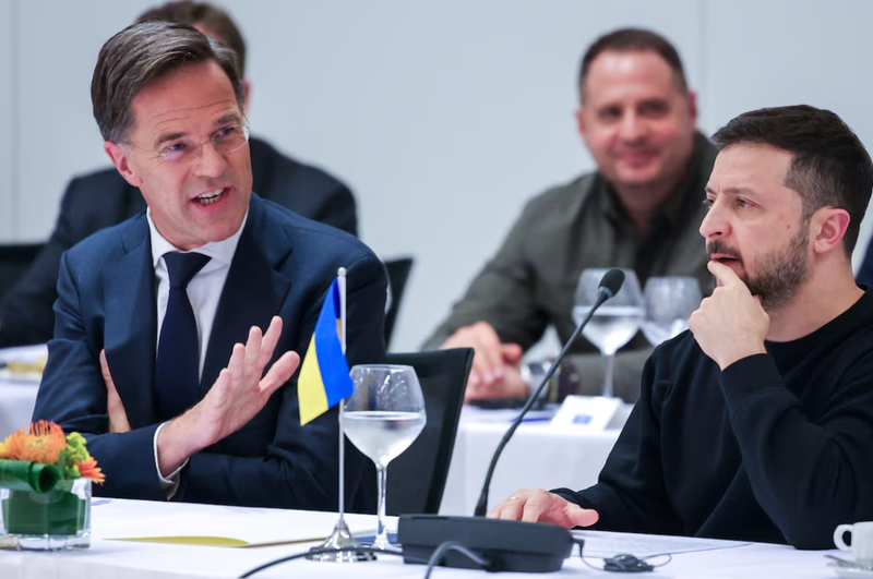 Tổng thư ký NATO Mark Rutte (trái) nói chuyện với Tổng thống Ukraine Volodymyr Zelensky tại Bữa tối làm việc của Hội đồng NATO-Ukraine với sự tham dự của các Bộ trưởng Quốc phòng ngày 17/10 (Ảnh: Reuters)